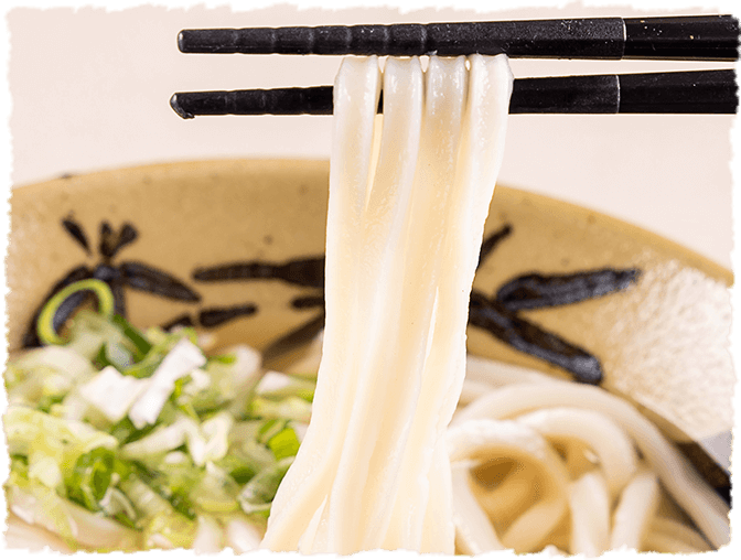 麺を持ち上げる